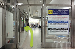 JR、京成電鉄共に「空港第2ビル駅」でお降り頂き、改札を抜けた後、「第2ターミナル・第3ターミナル方面」にお進み下さい。