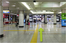 左手にJR、京成電鉄の改札が見えますので、そのまま「第3ターミナル方面」をお進みください。