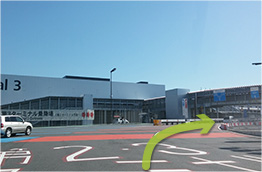 ゲート通過後、「第1ターミナル方面」と「第2・第3ターミナル方面」に道が分かれますので、右側「第2・第3ターミナル方面(床面赤色側)」にお進み下さい。
